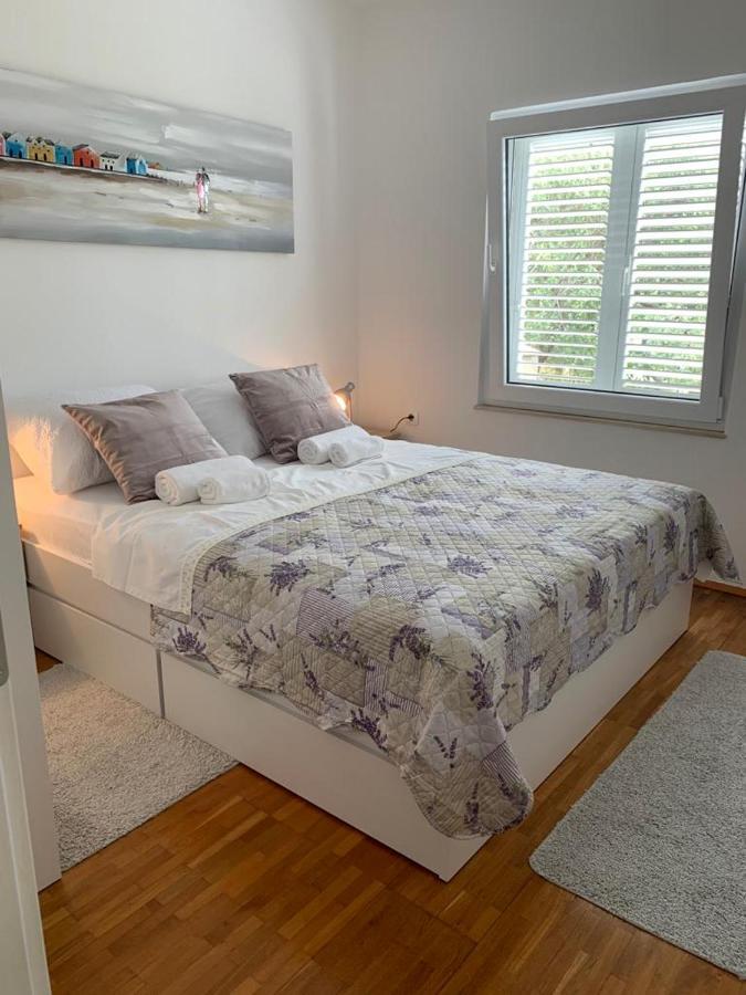 Tara'S Apartman Supetar Ngoại thất bức ảnh